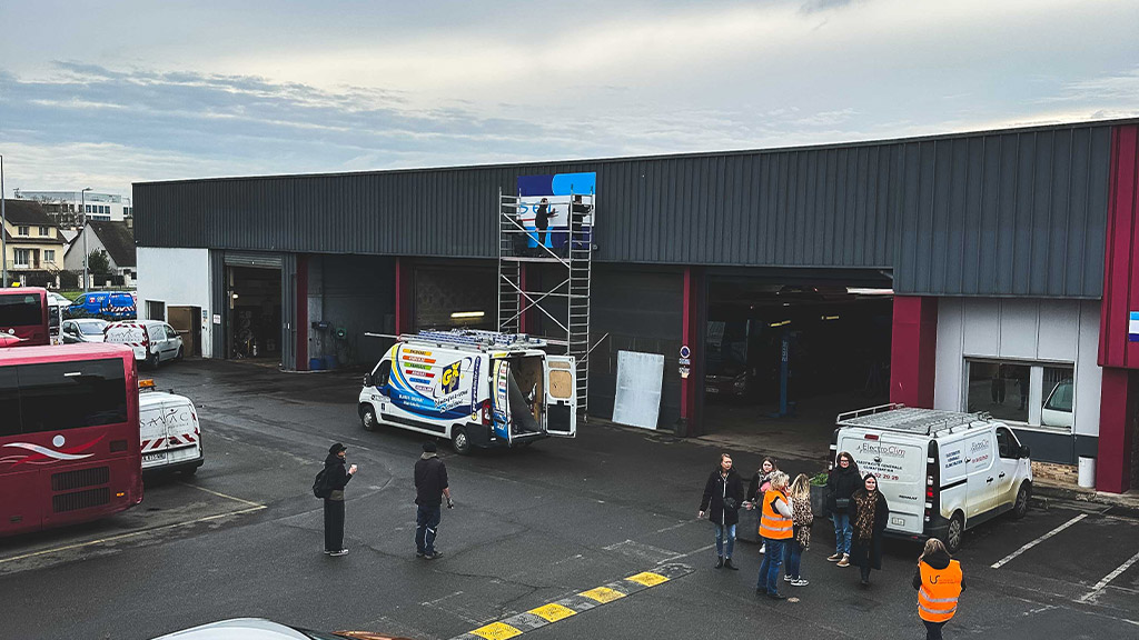 Installation du nouveau panneau au dépôt de Nanterre